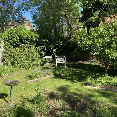 Stunning Ground Floor Garden Apartment - Entire Apartment, Centrally Located, With Free Off Road Parking By Flat & Wiffi, Beautifully Secluded, 3 Mins From All Amenities 伦敦 外观 照片